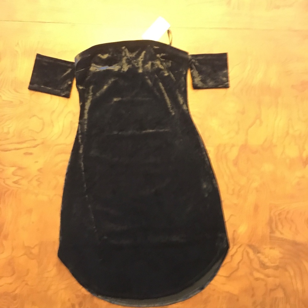 women’s black velvet strapless dress